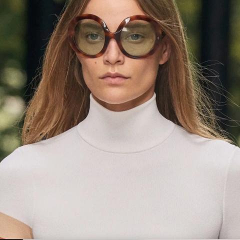 Γυαλιά ηλίου με χρωματιστούς φακούς