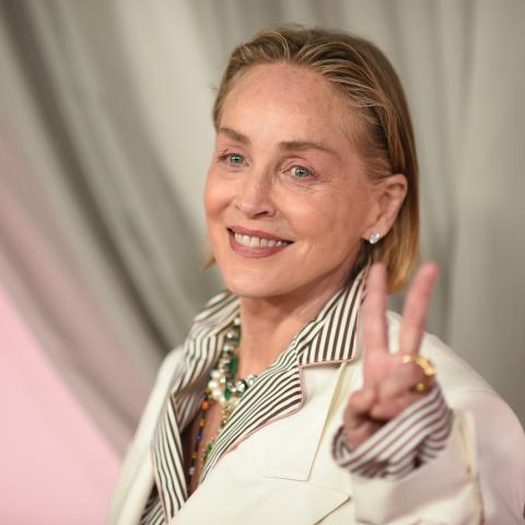 Η Σάρον Στόουν με λευκό κοστούμι και μονοχρωματικό μίνιμαλ μακιγιάζ.