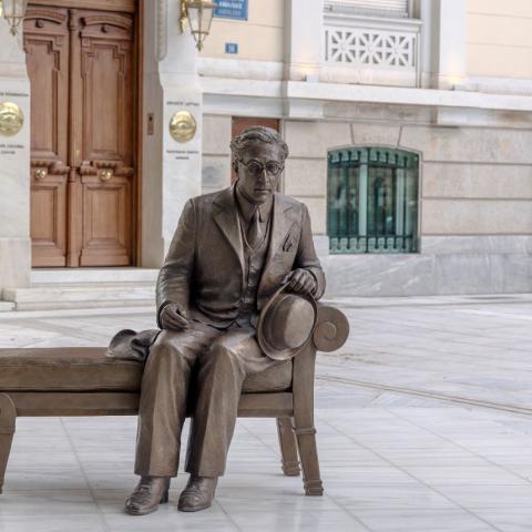 Γλυπτό Κ.Π. Καβάφη στον πεζόδρομο της Αρεοπαγίτου