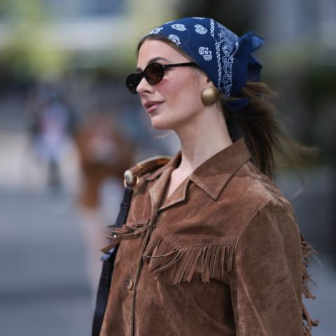 Κοπέλα με μπαντάνα στα μαλλιά της