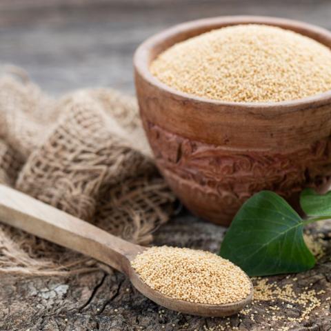 ο αμάρανθος σε ξύλινο μπολ και σε ξύλινο κουτάλι που ρίχει τη χοληστερίνη