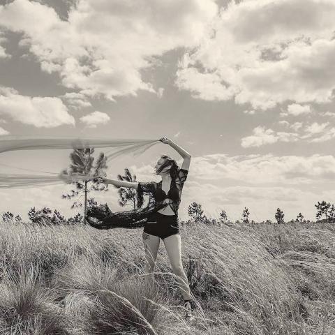 νέα γυναίκα στην εξοχή με μαύρα ρούχα 