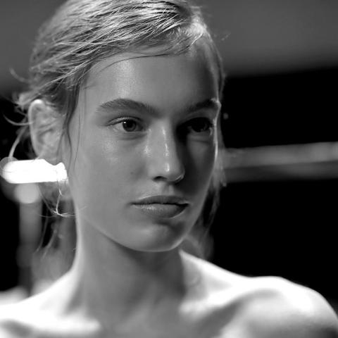 Οι καφέ κηλίδες που εμφανίζονται μετά τα 35: Πώς θα προστατεύσετε λαιμό και στήθος