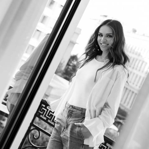 Η ΕΛΕΝΗ ΤΣΟΛΑΚΗ ΜΕ ΛΕΥΚΟ ΤΟΠ ΚΑΙ ΠΟΥΚΑΜΙΣΟ ΚΑΙ ΤΖΙΝ ΠΑΝΤΕΛΟΝΙ ΣΕ ΜΠΑΛΚΟΝΙ