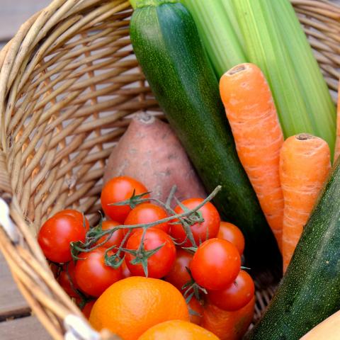  Υιοθετήστε έναν πιο υγιεινό τρόπο ζωής προσθέτοντας φρούτα και λαχανικά στη διατροφή σας.  Φωτογραφία: Unsplash