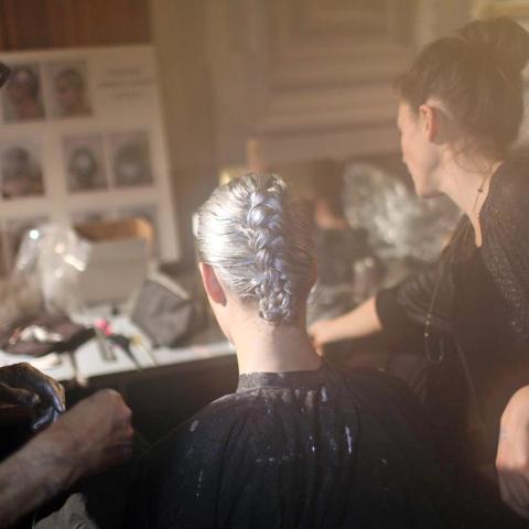 «Grey blending»: Η νέα viral τεχνική που αναδεικνύει τα γκρίζα μαλλιά χωρίς έντονη ρίζα