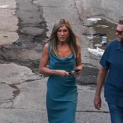 Η Τζένιφερ Άνιστον δείχνει τα καλογυμνασμένα της χέρια με αμάνικο φόρεμα στα γυρίσματα του The Morning Show