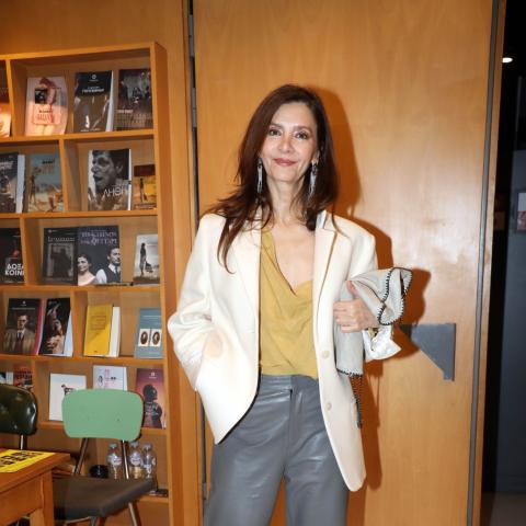 η κατερινα λεχου με ανοιχτοχρωμο σακακι και μακρια σκουλαρικια