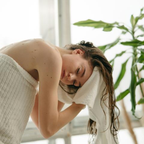 Κοπέλα που στεγνώνει τα μαλλιά της 