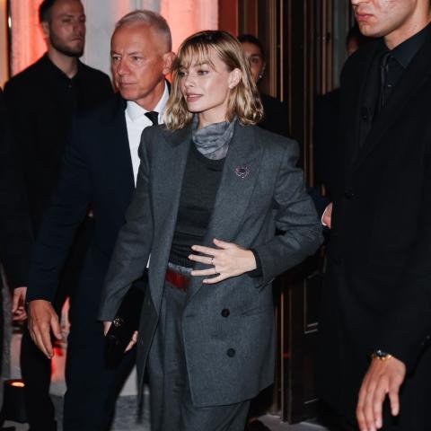 Η Μάργκοτ Ρόμπι με γκρι κοστούμι Armani στο Μιλάνο