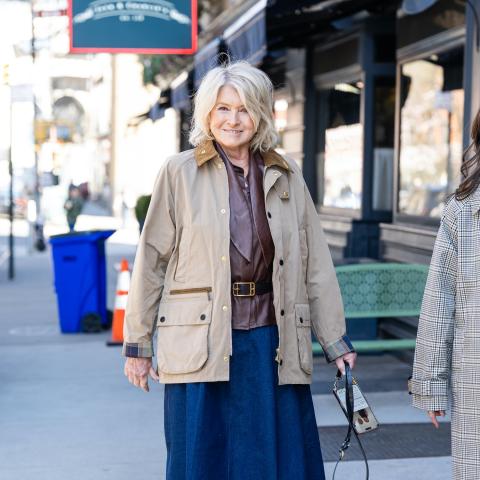 η μαρθα στιουαρτ με τζακετ μπεζ και κλος τζιν φουστα