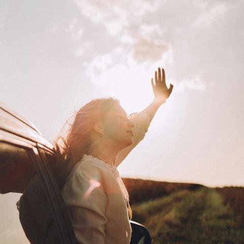 νέα γυναίκα σε αυτοκίνητο στην εξοχή