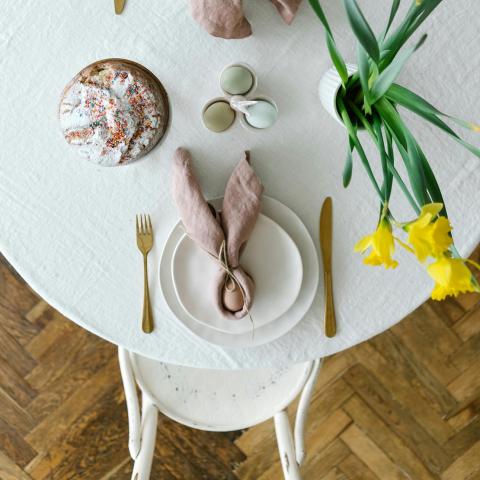 Πασχαλινό τραπέζι με διακόσμηση/Φωτογραφία Pexels 