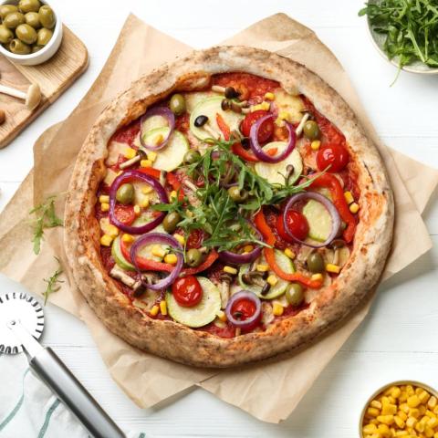 Πίτσα με γαλοπούλα και λαχανικά / Φωτογραφία: Shutterstock