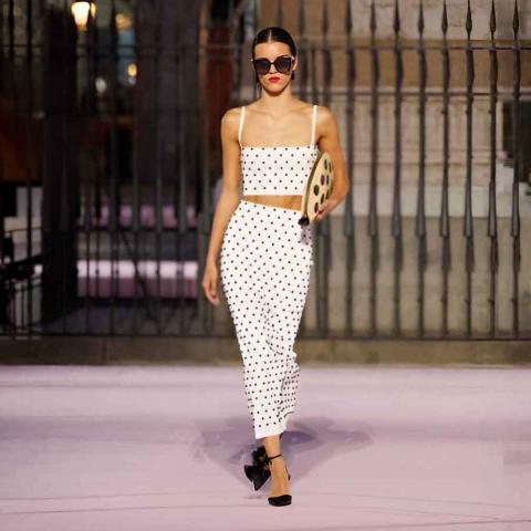 Μοντέλο σε επίδειξη μόδας με πουά 