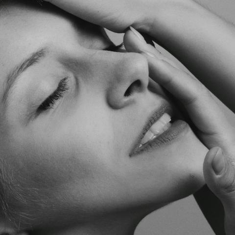 Γυναίκα με ωραία επιδερμίδα 