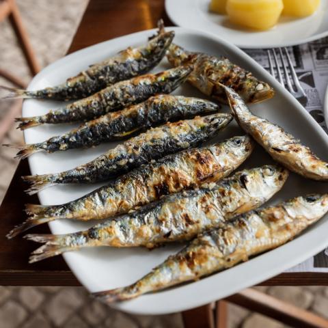 Το viral «φυσικό botox»: Οι σαρδέλες κάνουν όντως καλό στο δέρμα;