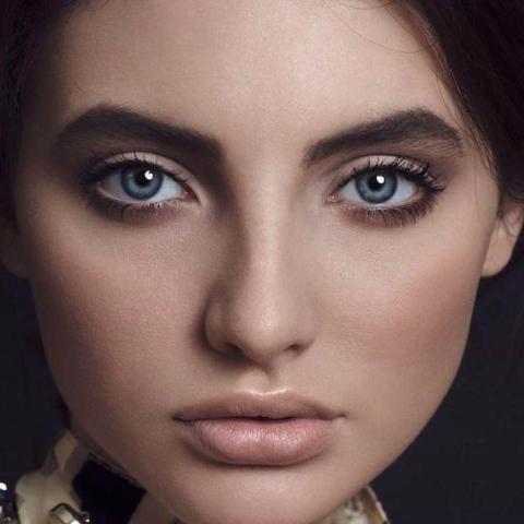 μοντέλο με γαλανά μάτια και σμόκυ μακιγιάζ ματιών