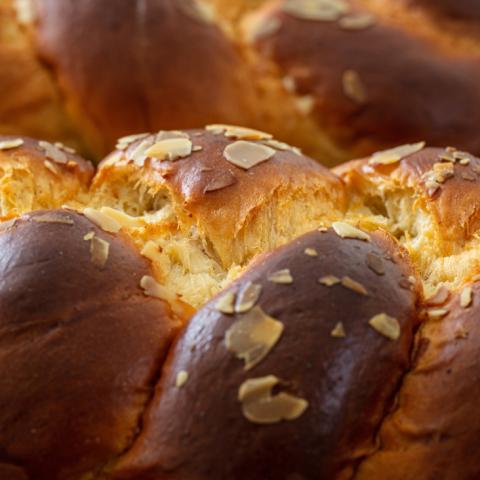 Τσουρέκι που δεν φούσκωσε