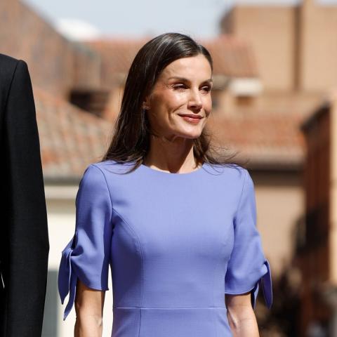 Βασίλισσα Λετίθια με μωβ φόρεμα και κανελλί κραγιόν