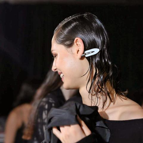 Η νέα εμμονή της περιποίησης: Τι κάνει το micellar νερό στα προϊόντα μαλλιών