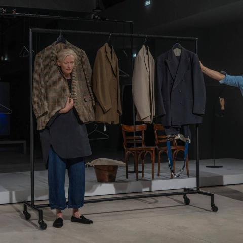 Η Tilda Swinton αφηγείται τη ζωή της μέσα από τα ρούχα των αγαπημένων της