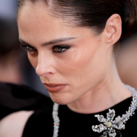 Coco Rocha κοντινή λήψη φεστιβάλ Καννών κόκκινο χαλί