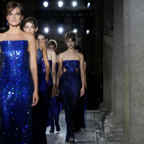 Μοντέλα στο show Armani με μπλε μοβ βραδινές δημιουργίες