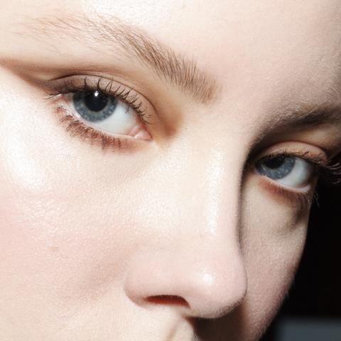 Το eyeliner του καλοκαιριού δεν είναι μαύρο -Οι αποχρώσεις που κάνουν τη διαφορά