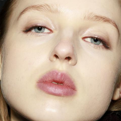  Frosty Pink Lips Trend: Μα τι έχουν πάθει όλες με τα παγωμένα ροζ χείλη των 2000s;