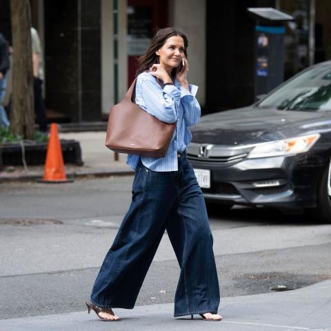 Η Κέιτι Χολμς με casual look