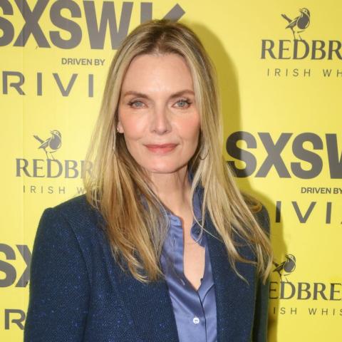 Η Μισέλ Φάιφερ με μπλε σακάκι και πουκάμισο κοντινή λήψη