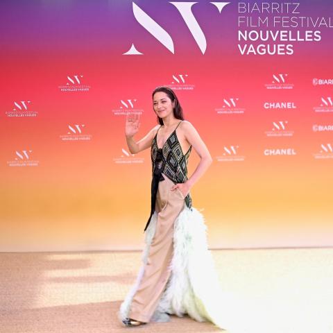 η μαριον κοτιγιαρ με συνολ chanel 