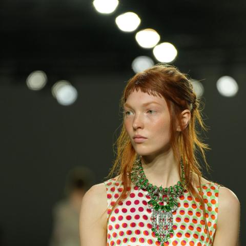 Μοντέλο με κόκκινα μαλλιά από το Dries Van Noten Spring Summer 2026