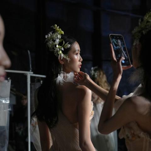 Ασιάτισσες μοντέλα backstage σε επίδειξη μόδας
