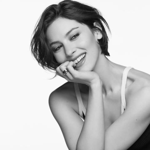 Η Gracie Abrams είναι το νέο πρόσωπο του Coco Mademoiselle Crush Absolu της Chanel