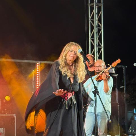Η Ελένη Τσαλιγοπούλου απογείωσε το Attica Roots Festival με μια μαγική συναυλία στα Λιπάσματα