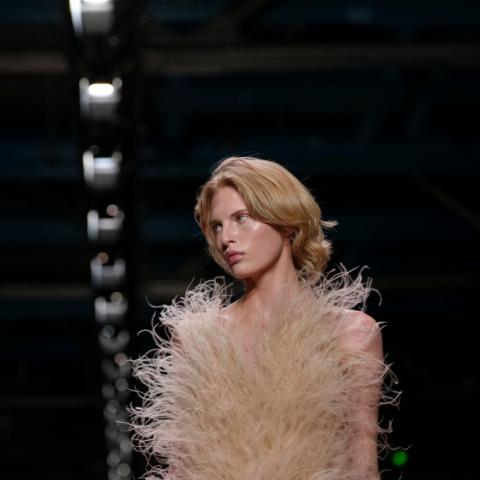Μοντέλο φοράει δημιουργία Stella McCartney SS 2026 με ροζ φτερά