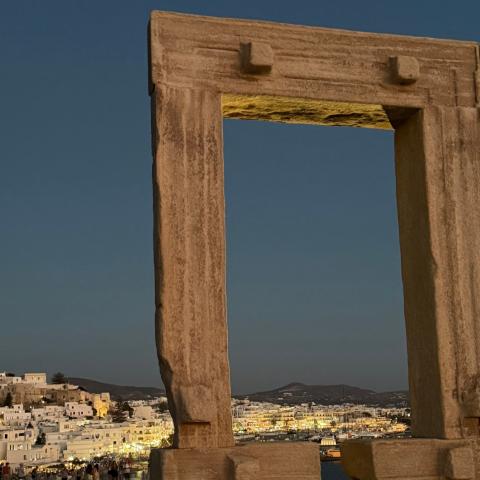 Η Χώρα της Νάξου όπως φαίνεται από την Πορτάρα
