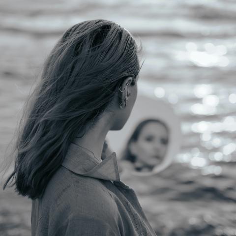 Μιλάτε μόνοι σας; Η Ψυχολογία αποκαλύπτει τι σημαίνει πραγματικά αυτή η συνήθεια