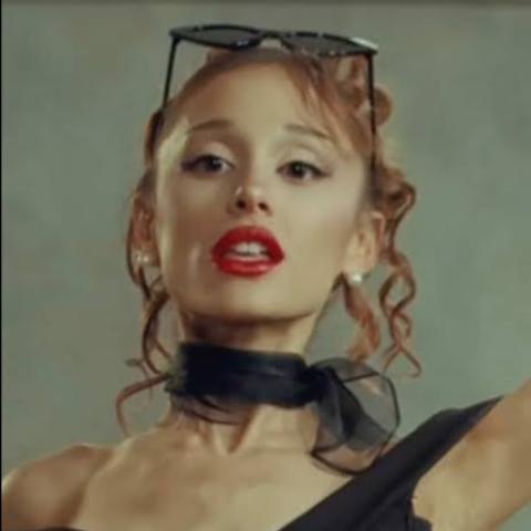 Αριάνα Γκράντε: Η νέα της εμφάνιση στο «Petal» προκάλεσε ανησυχία στους θαυμαστές της