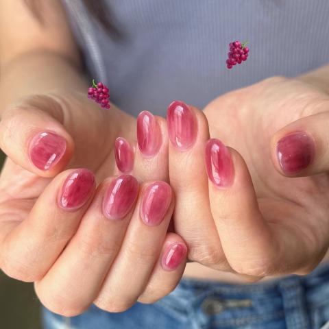 «Grape Peel Nails»: Η κορεάτικη τάση που χαρίζει φωτεινά και διάφανα νύχια