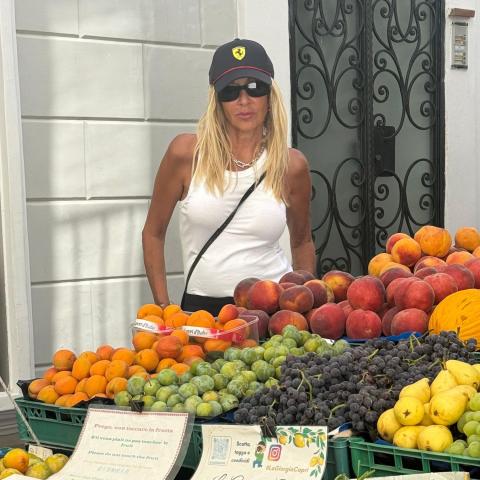 η αννα βισση με τζοκευ καπελο και λευκο φανελακι