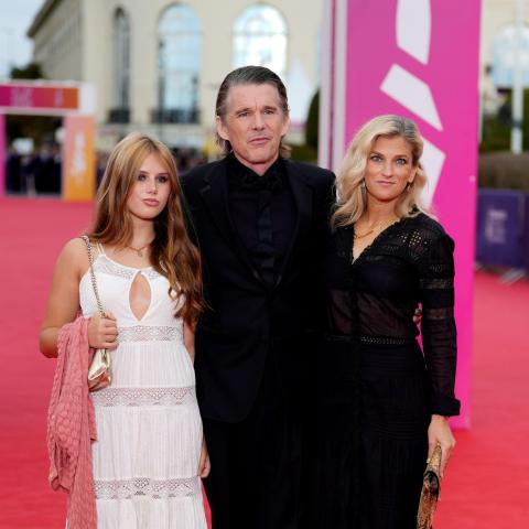 Ο Ίθαν Χοκ με τη σύζυγό του και την κόρη τους στη Βενετία
