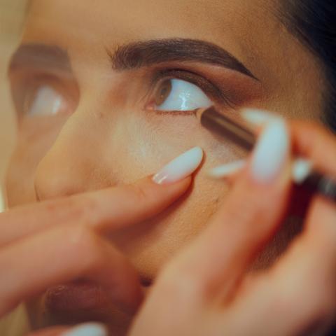 Οι makeup artists συμφωνούν: Μετά τα 50, το μαύρο μολύβι ματιών στο waterline μπορεί να σας κάνει να δείχνετε μεγαλύτερες