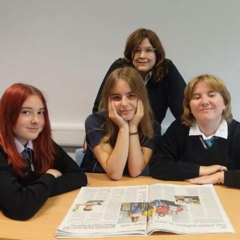 Η Willow, η Rose, η Aylin και η Mae, μαθήτριες του σχολείου Cooper School στο Μπλάιστερ (Bicester), στην κομητεία του Οξφορντσάιρ