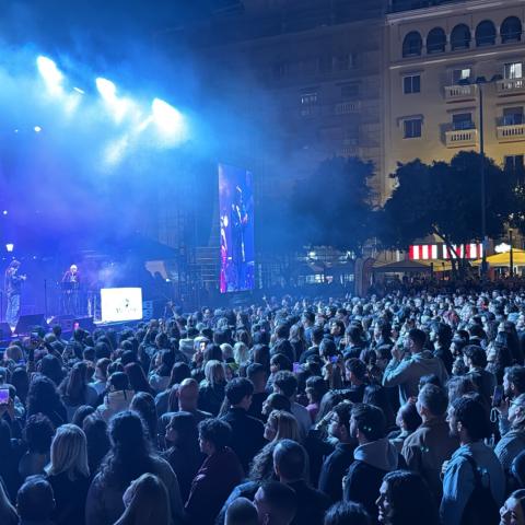 Ο Μελωδία Θεσσαλονίκης 98 τίμησε τον Θάνο Μικρούτσικο σε μια αξέχαστη μουσική συνάντηση στην καρδιά της πόλης