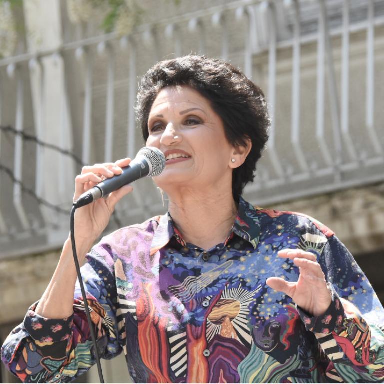 Η Αλκηστις Πρωτοψάλτη με πουκάμισο τραγουδάει 