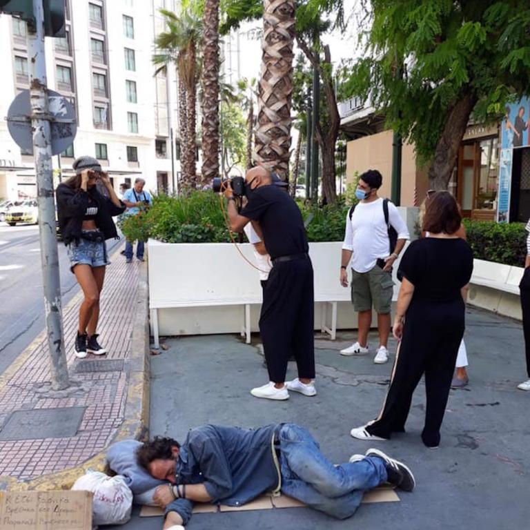 Σκουλός φωτογραφίζει δίπλα σε άστεγο