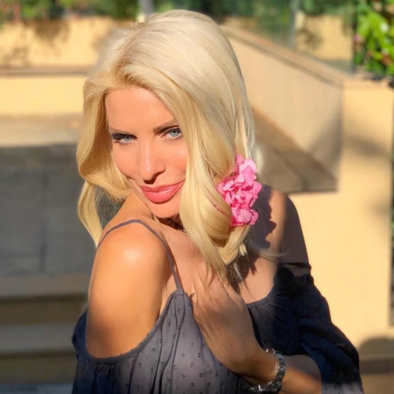 H Ελένη Μενεγάκη με λουλούδι στο μαλλι